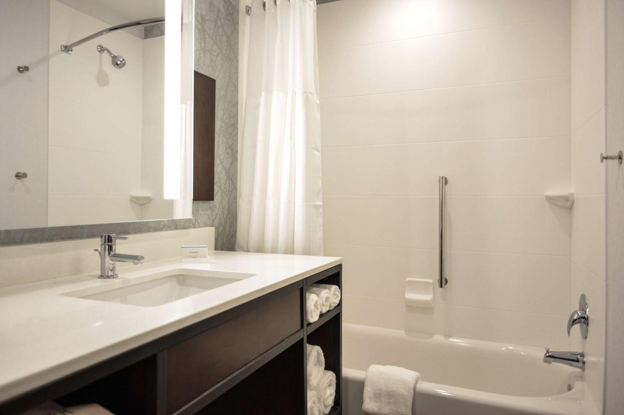 Hilton Garden Inn Louisville Mall Of St. Matthews Экстерьер фото